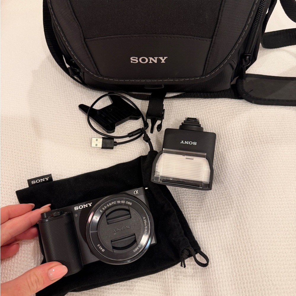Sony ZV-E10 Mirrorless Camera with 16-50 mm Lens/ Sony External Flash / Bag